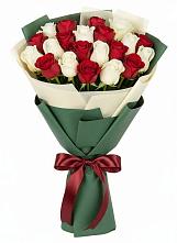 Букет Микс из красных и белых роз в Сычёво