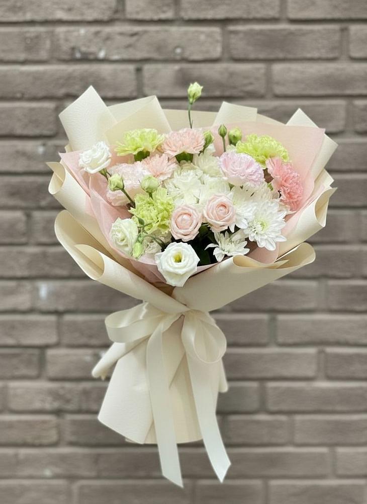 Букет цветов из: Гвоздики, Розы, Лизиантусы и Хризантемы в Сычёво